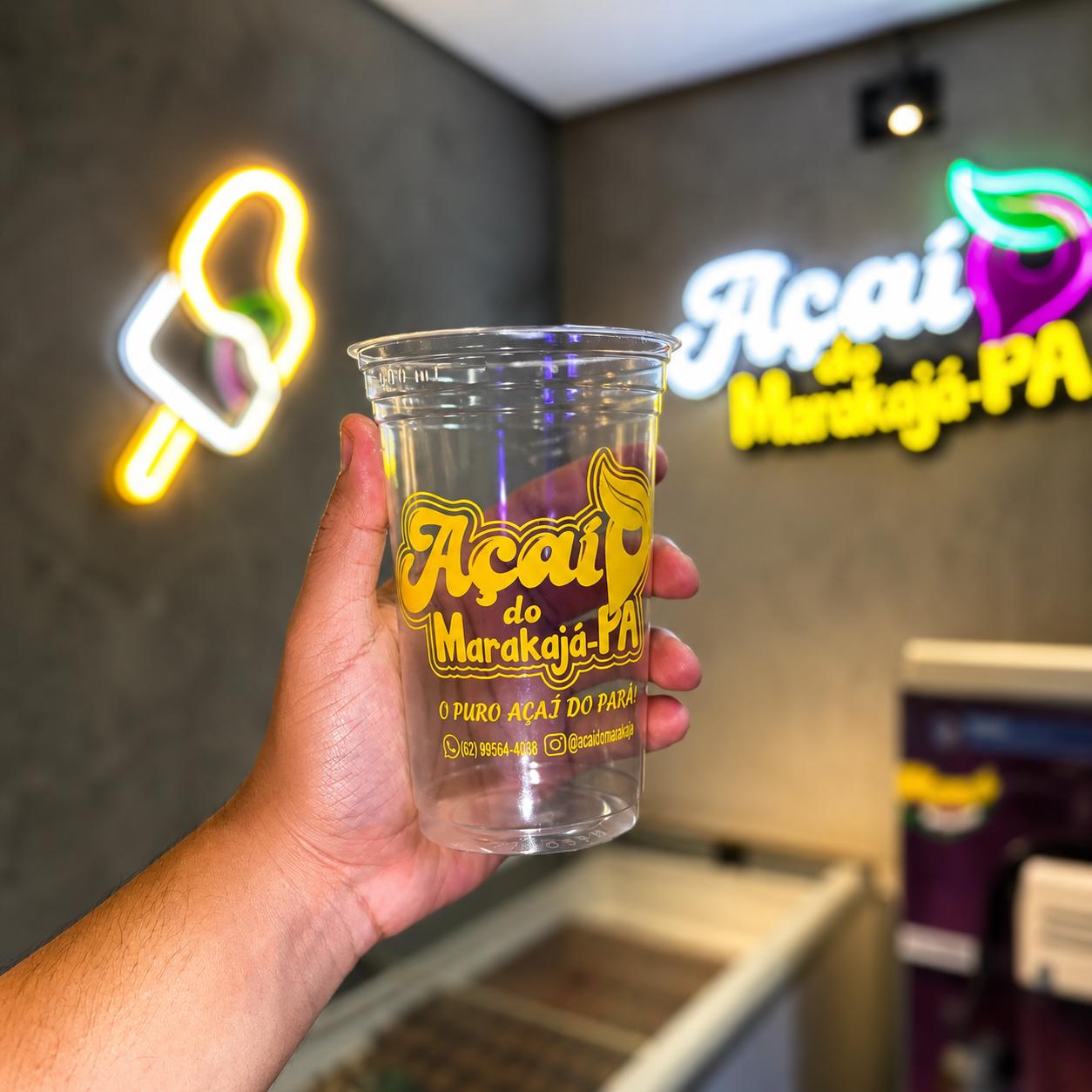 Copo do Açaí do Marakajá com identidade neon na loja